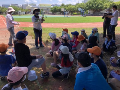 圖6. 走進校園介紹竹南紫斑蝶重要繁殖地的自然環境生態、紫斑蝶食草及蜜源植物，傳授種植、照養及觀察撇步。（新竹林管處提供）